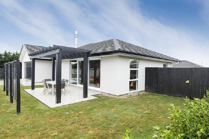 Người thuê nhà đang trao đổi về các điều khoản trong hợp đồng thuê nhà New Zealand