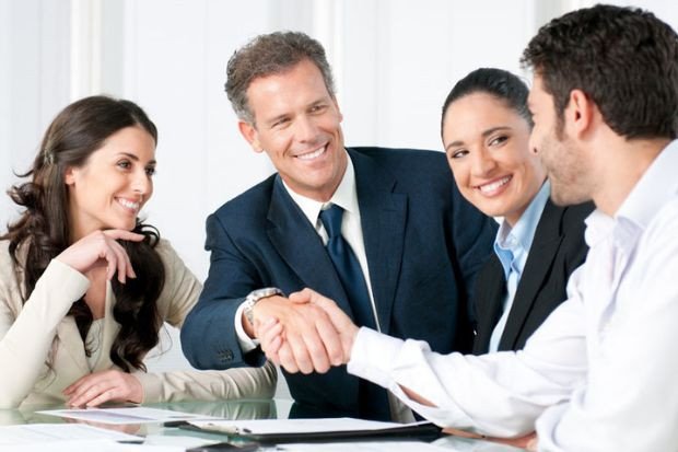 Nhà đầu tư đang xem xét kế hoạch kinh doanh tại Đức, minh họa định cư Đức diện đầu tư