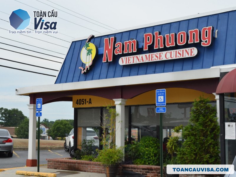Nhà hàng Nam Phương trên Buford Highway, minh họa sự hiện diện mạnh mẽ của cộng đồng người Việt tại Georgia, cân nhắc múi giờ ở Georgia so với Việt Nam khi giao tiếp