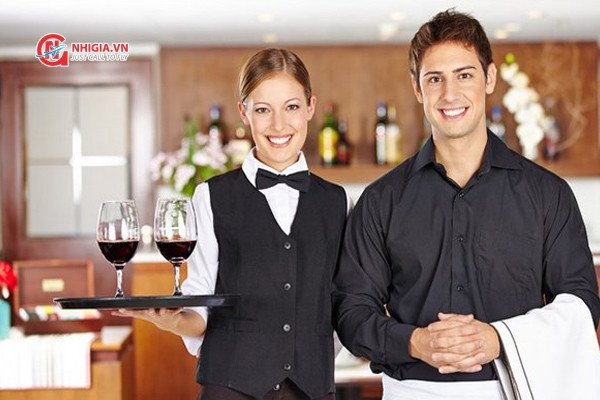 Nhân viên phục vụ trong nhà hàng sang trọng, ngành quản trị khách sạn ưu tiên định cư Úc