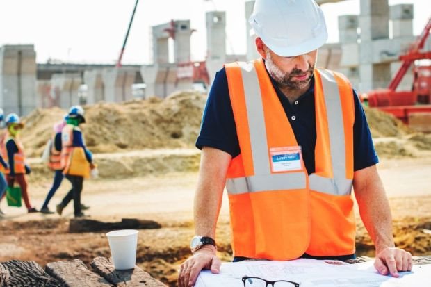 Nhân viên văn phòng đang làm việc, minh họa cơ hội việc làm và định cư Latvia diện tay nghề