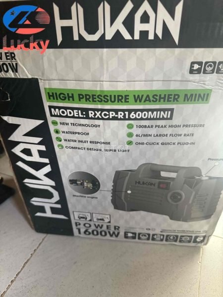 Nhiều mẫu máy rửa xe gia đình cũ được bày bán tại cửa hàng