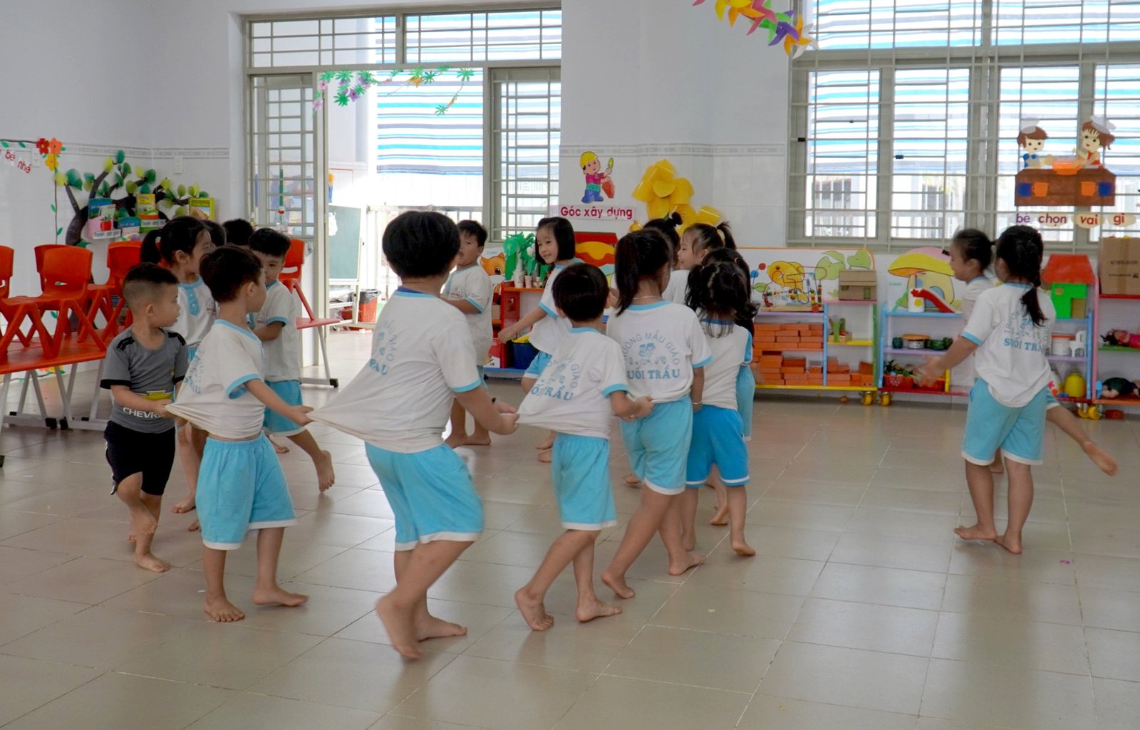 Niềm vui trong những ngôi trường mới khang trang.