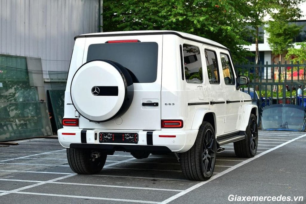 Phần đuôi xe G63 AMG với bánh dự phòng