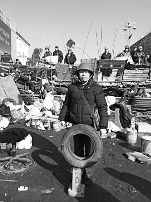 Phóng viên Duy Trinh trước chiến lũy ở quảng trường Maidan, Kiev tháng 2/2014
