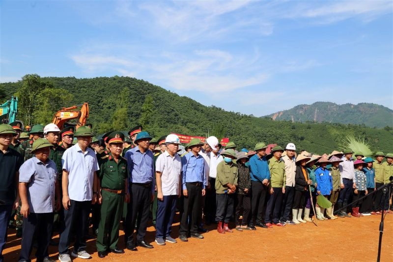 Quang cảnh lễ khởi công dự án tái thiết Làng Lủ