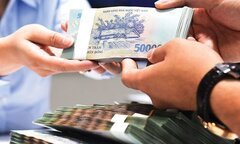 Rút tiền hoặc giao dịch tiền mặt Đô la Hồng Kông, gợi nhắc đến giá trị 100 Hồng Kông bằng bao nhiêu tiền Việt Nam khi cần sử dụng ngoại tệ.