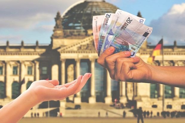 Sinh viên trong thư viện trường đại học, liên quan đến chi phí giáo dục khi định cư Phần Lan