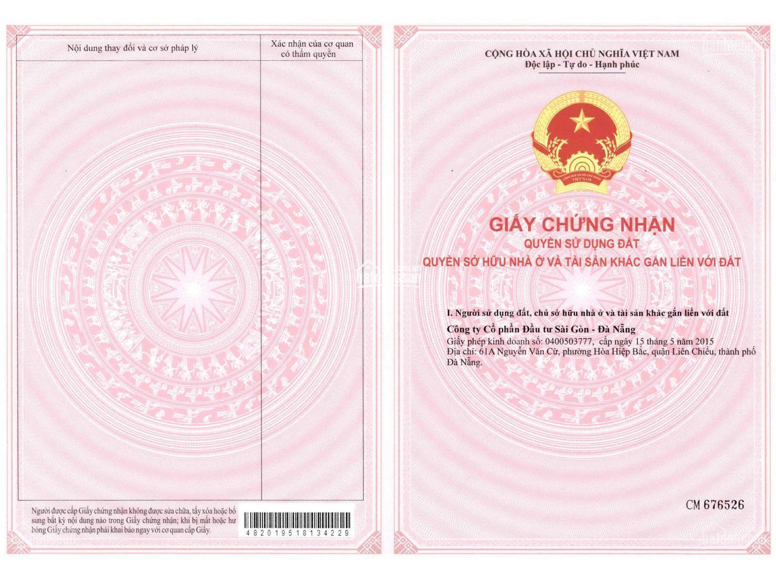Sổ đỏ (Giấy chứng nhận quyền sử dụng đất) trên bàn, minh họa quyền sở hữu hợp pháp đối với đất tái định cư, tạo điều kiện thuận lợi cho việc bán đất tái định cư.