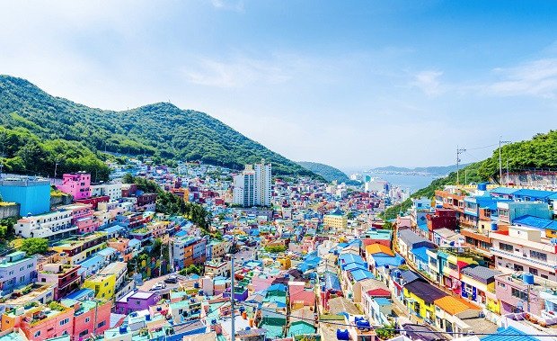 Thành phố cảng Busan tại Hàn Quốc, một điểm đến phổ biến khi di chuyển giữa hai quốc gia.