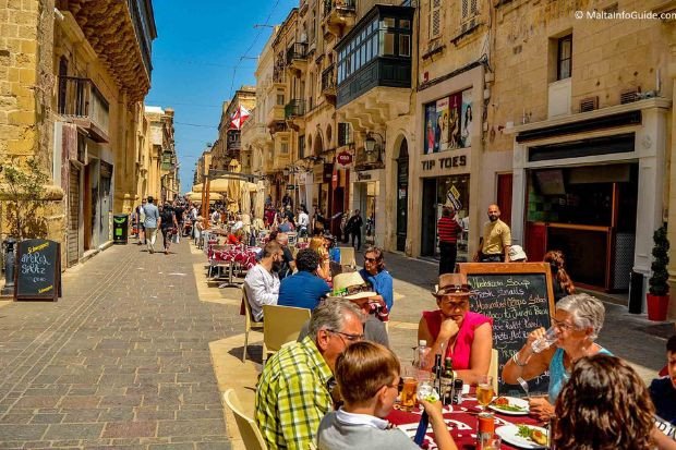 Thành phố cổ kính và bờ biển xanh ngát, biểu tượng cuộc sống ở Malta.