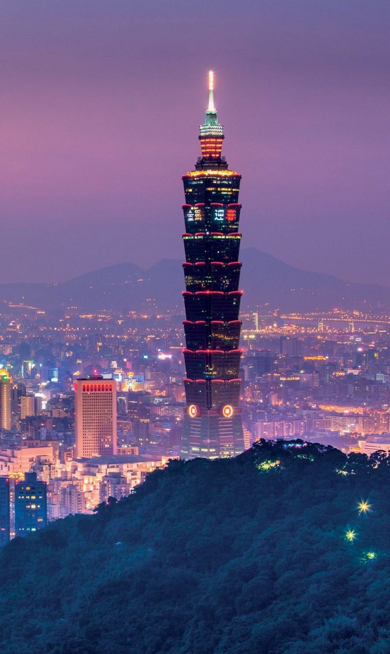 Thủ đô Đài Bắc của Đài Loan về đêm với tòa nhà Taipei 101