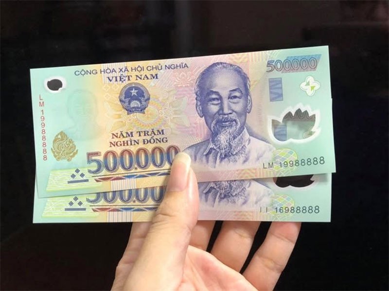 Giá Trị 1 Củ Là Bao Nhiêu Tiền Việt Nam Chính Xác Nhất Tiền Việt Nam mệnh giá 500 nghìn đồng xếp chồng lên nhau, minh họa giá trị 1 củ