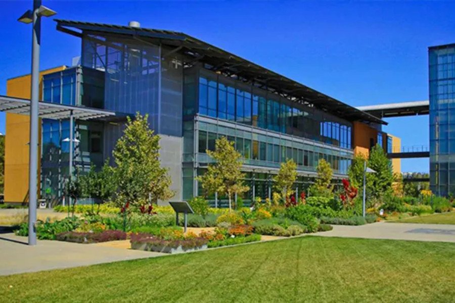 Tòa nhà chính phủ hoặc trường đại học tại Sacramento, biểu tượng của hệ thống giáo dục và chính trị phát triển cho người định cư