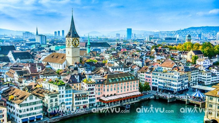Toàn cảnh thành phố Zurich, Thụy Sĩ với hồ nước và kiến trúc cổ, điểm đến hấp dẫn du khách sau khi vượt khoảng cách Việt Nam Thụy Sĩ.