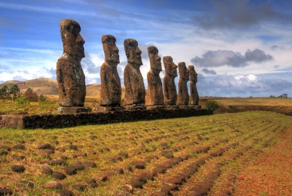 Tượng Moai cổ đại trên Đảo Phục Sinh, điểm đến xa nhất từ Việt Nam, thuộc Chile