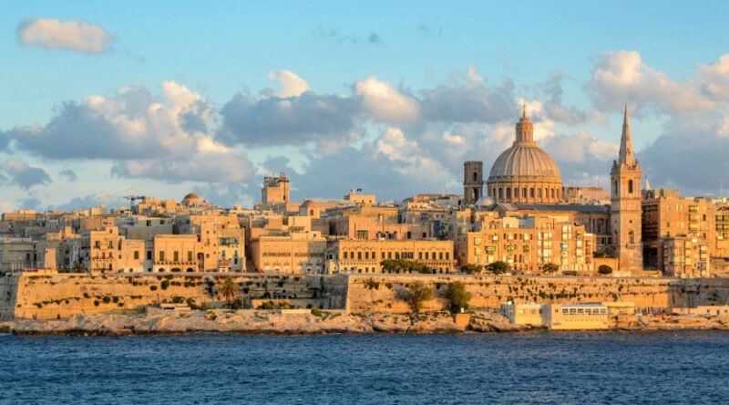 Valletta nhìn từ trên cao với kiến trúc cổ kính và bến cảng xanh biếc