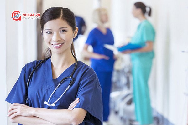 Y tá chăm sóc bệnh nhân, thể hiện nhu cầu cao trong ngành điều dưỡng ưu tiên định cư Úc