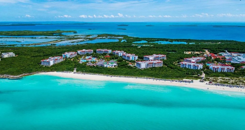 Bãi biển Cayo Coco với cát trắng và nước biển trong xanh