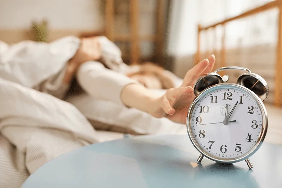 Bản đồ thế giới hiển thị sự khác biệt múi giờ, làm rõ Phần Lan cách Việt Nam bao nhiêu giờ.