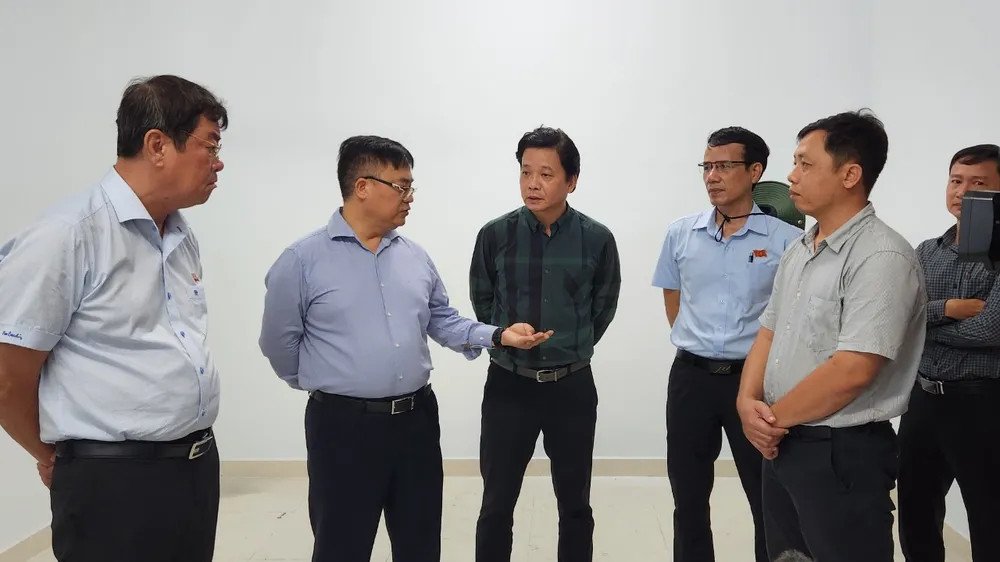 Bí thư, Chủ tịch TP Vũng Tàu cùng đoàn khảo sát chung cư tái định cư Thắng Tam. ảnh: TK