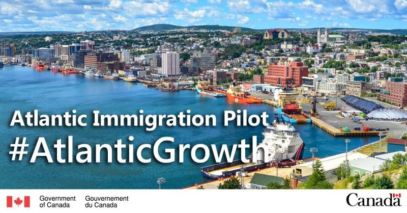 Bức ảnh thể hiện cảnh thành phố Halifax, Nova Scotia, một trong những tỉnh bang tham gia chương trình định cư Canada Atlantic, với những tòa nhà hiện đại và cầu cảng sôi động