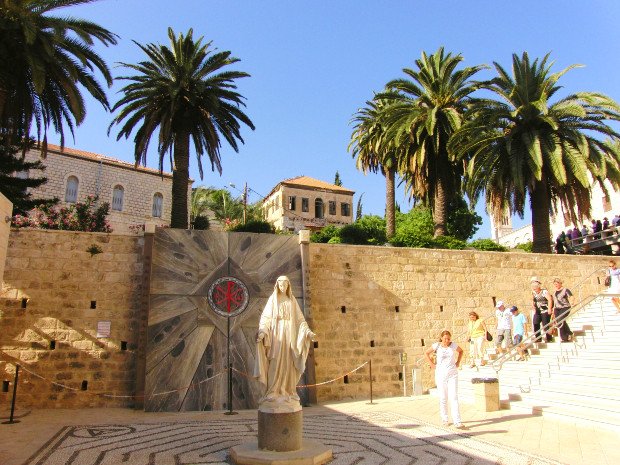 Bức ảnh toàn cảnh thành phố cổ Jerusalem, Israel, dưới ánh nắng ban ngày, với các công trình kiến trúc lịch sử và đền thờ nổi bật, biểu tượng của vùng đất thiêng.