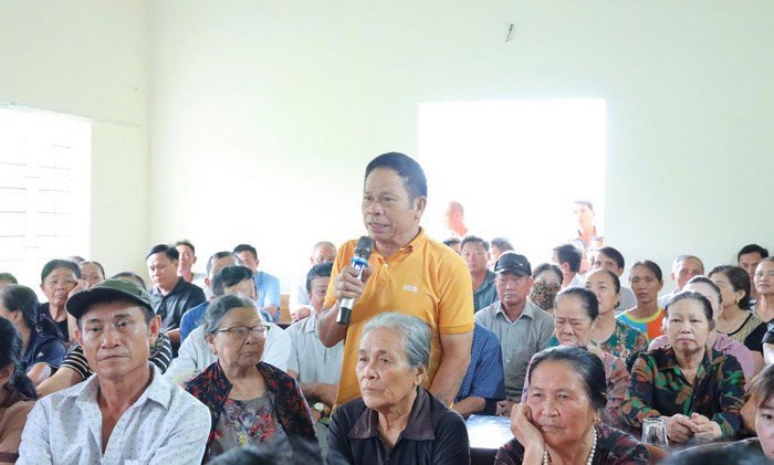 Các cán bộ và người dân tham gia đóng góp ý kiến cho quy hoạch định cư