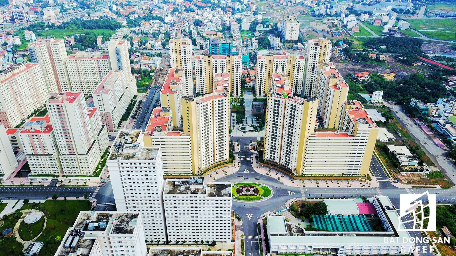 Các tòa nhà tái định cư Bình Khánh đồ sộ nhưng vắng bóng