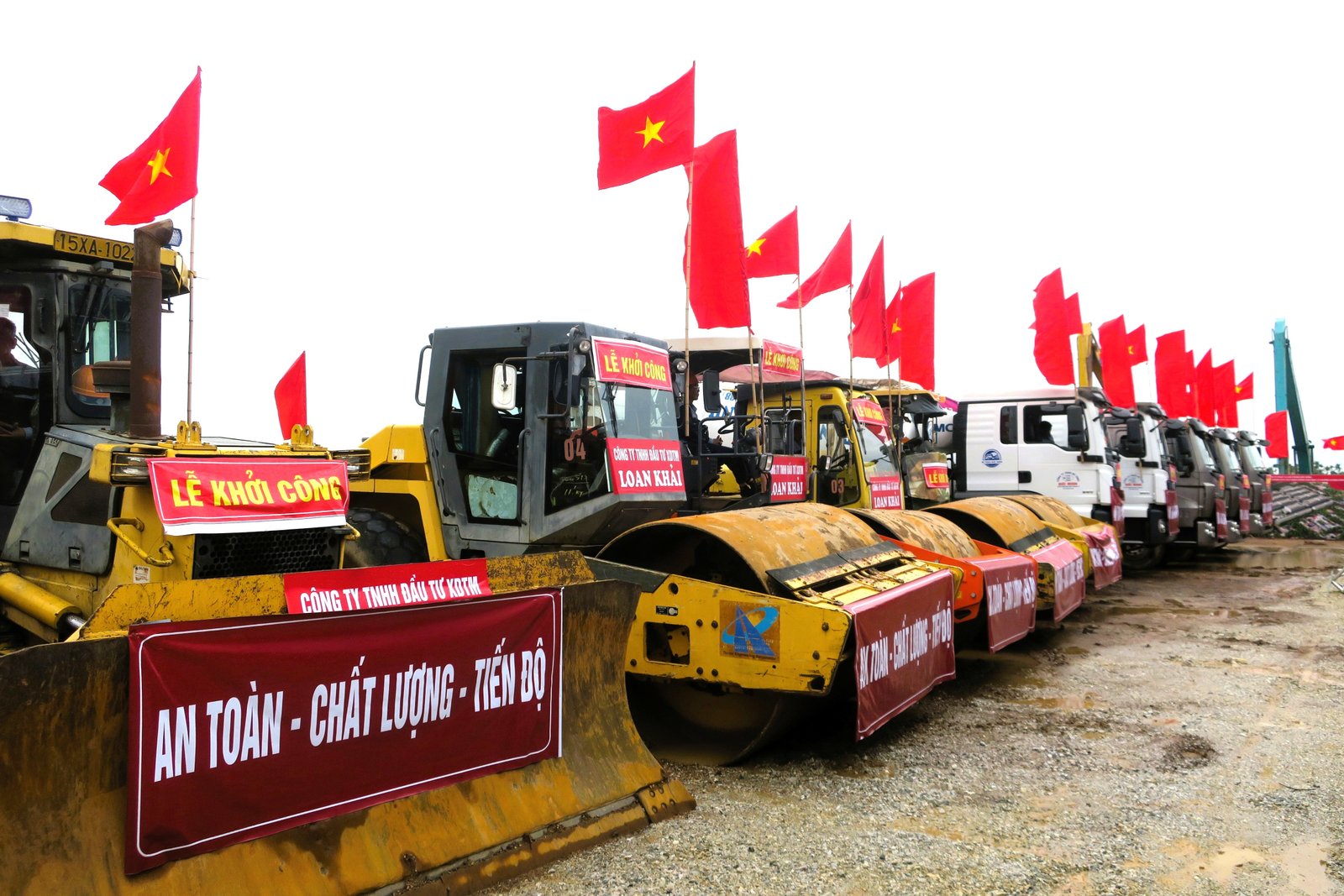 Cán bộ cấp cao thảo luận về tầm quan trọng của dự án phát triển đô thị và hạ tầng giao thông
