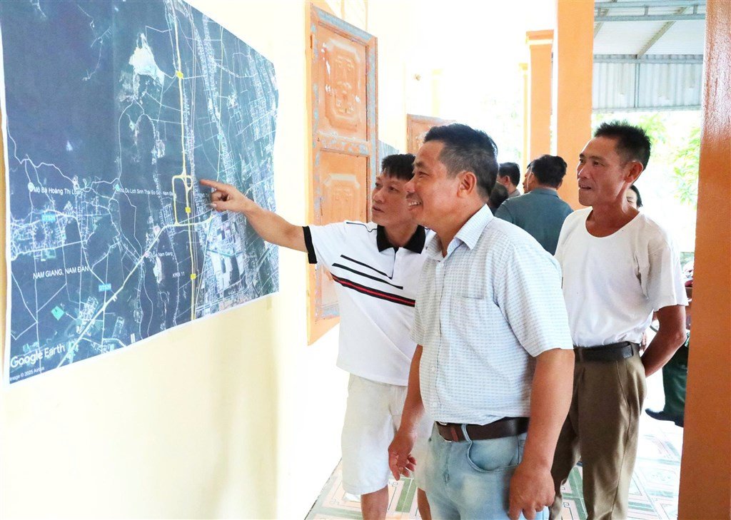 Cán bộ xã đang trình bày báo cáo tại cuộc họp