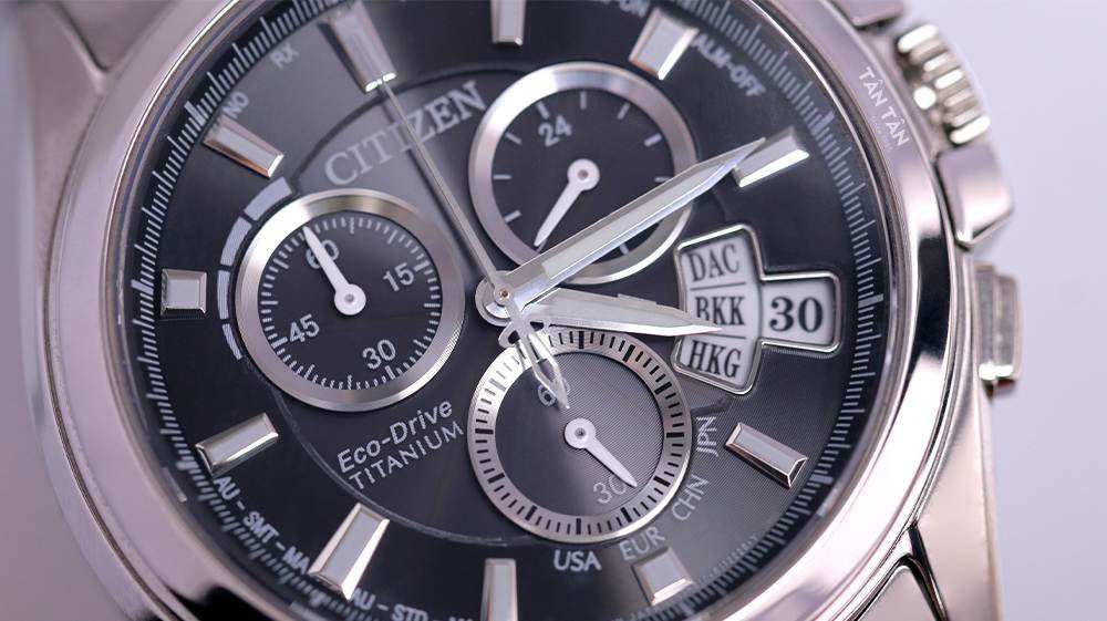 Đồng hồ Citizen Eco-Drive hiển thị nhiều múi giờ, bao gồm cả múi giờ UTC-7.