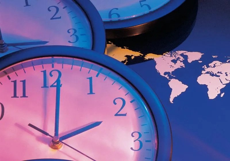 Đồng hồ hiển thị thời gian ở Ba Lan và Việt Nam, minh họa tác động chênh lệch múi giờ