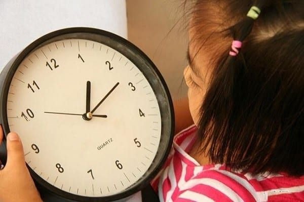 Đồng hồ thế giới hiển thị các múi giờ khác nhau, bao gồm múi giờ Hàn Quốc