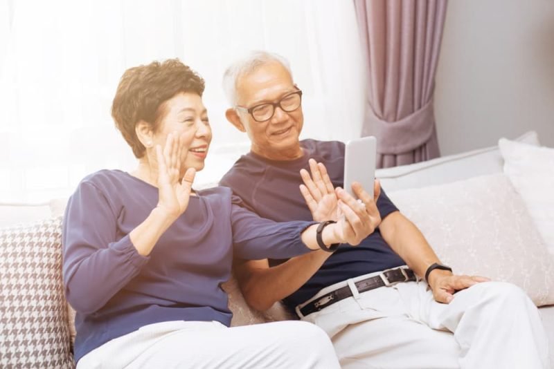 Gia đình đoàn tụ khi con rể bảo lãnh cha mẹ vợ sang Mỹ định cư