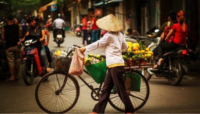 Hai đồng hồ so sánh thời gian Mỹ và Việt Nam, minh họa chênh lệch múi giờ.