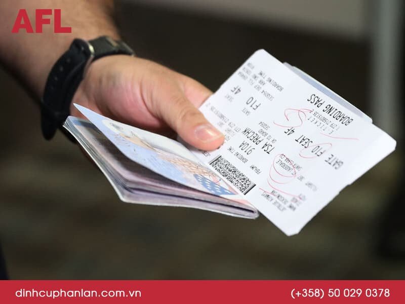 Hành khách đi bộ trong sảnh chờ sân bay hiện đại, thể hiện sự chuẩn bị và di chuyển giữa các chuyến bay.