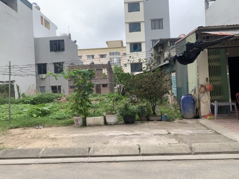 Hình ảnh minh họa khu vực tái định cư Ngọc Thụy với các dãy nhà đồng bộ và đường sá rộng rãi