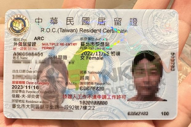 Hình ảnh thẻ cư trú ngoại kiều Đài Loan cùng các giấy tờ liên quan, minh họa cho thủ tục cần thiết để có quyền định cư Đài Loan