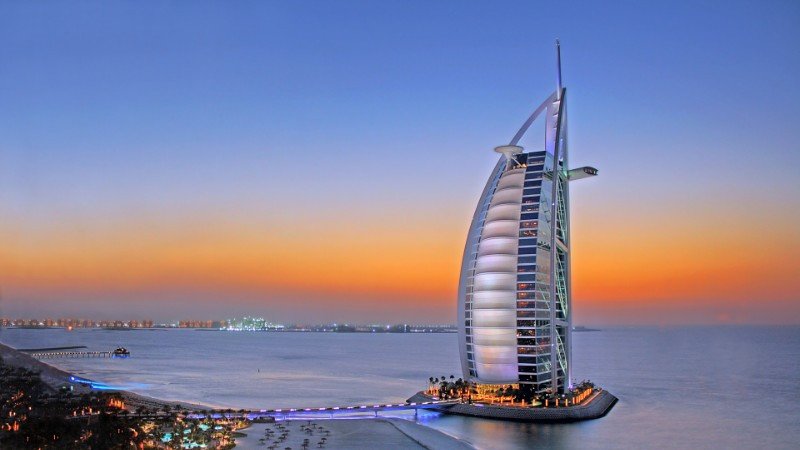 Hình ảnh tổng quan về khách sạn 7 sao Burj Al Arab nổi bật trên biển