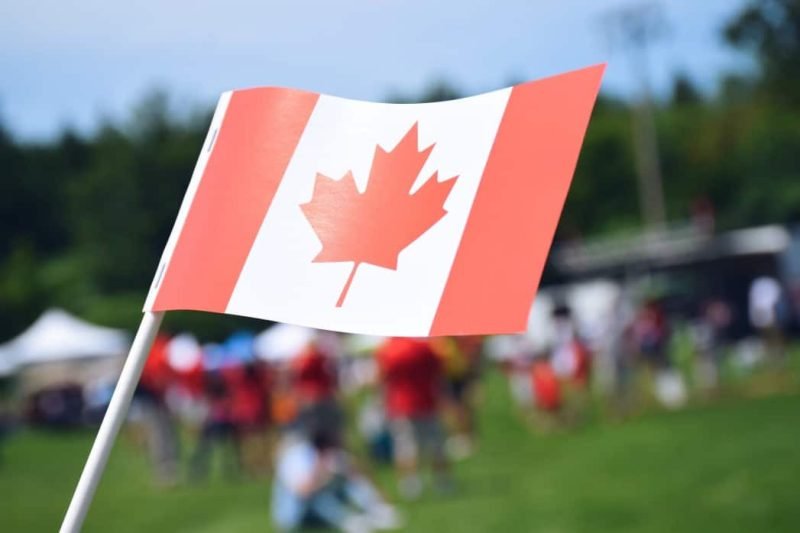 Lá cờ Canada và quyền lợi của người có thẻ định cư