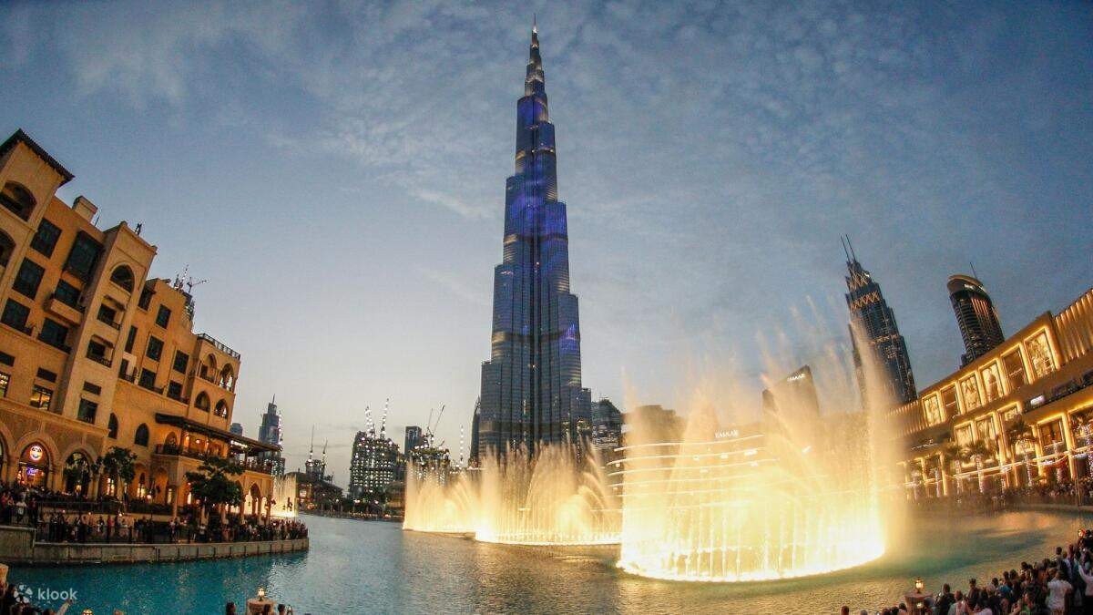 Màn trình diễn ánh sáng và nước tại Đài phun nước Dubai Fountain