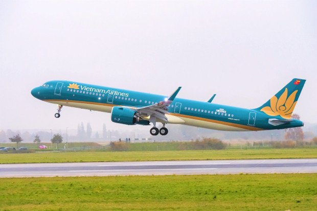 Máy bay Vietnam Airlines, biểu tượng cho đường bay trực tiếp nối liền Việt Nam và Anh.