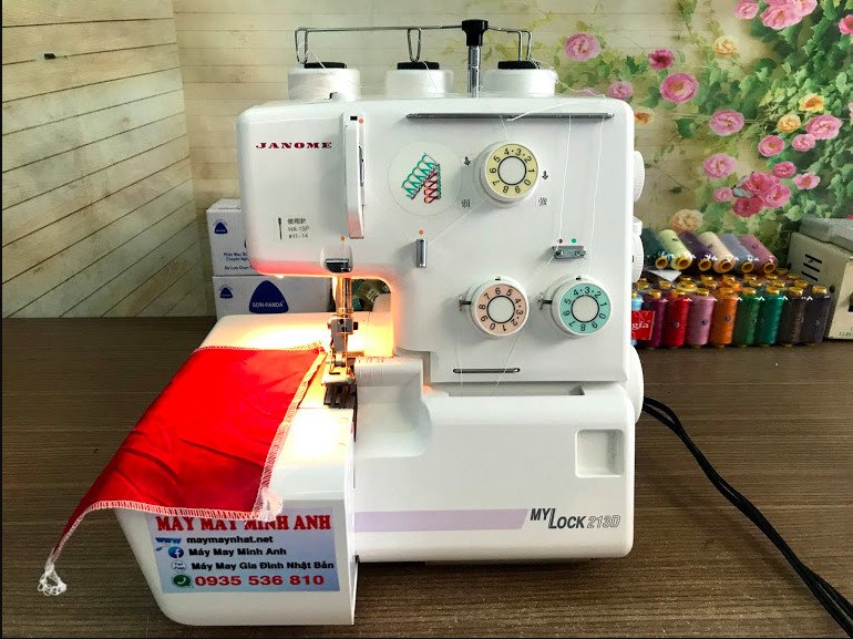 Máy vắt sổ gia đình cũ với cuộn chỉ đa sắc