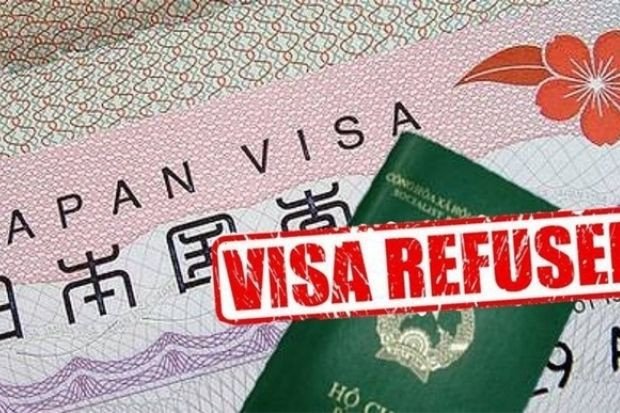 Một bàn làm việc với hồ sơ bị đánh dấu từ chối, tượng trưng cho những lý do thường gặp khiến đơn xin visa đầu tư định cư Nhật Bản bị từ chối.