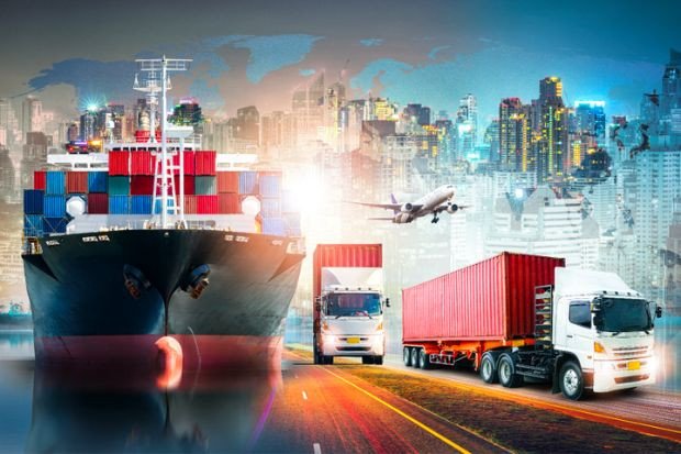 Một con đường cao tốc ở Nhật Bản với xe tải và ô tô, minh họa cho ngành dịch vụ vận tải và các ngành nghề kinh doanh cần giấy phép tại Nhật.