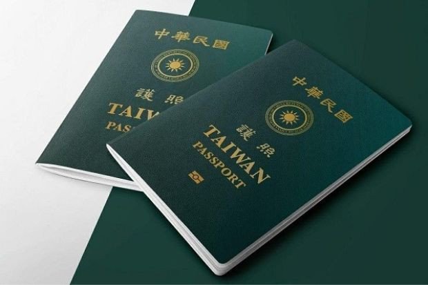 Một cuốn hộ chiếu mở ra trên bản đồ Đài Loan, tượng trưng cho hành trình xin quốc tịch và đáp ứng điều kiện định cư Đài Loan