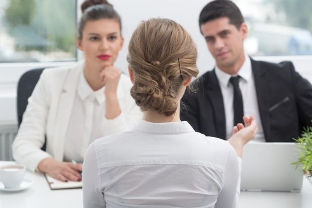 Một đương đơn đang được phỏng vấn, minh họa quá trình phỏng vấn visa và chờ kết quả định cư Đài Loan