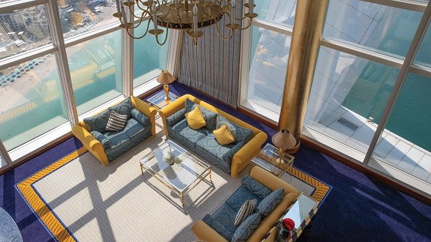 Một góc phòng nghỉ xa hoa bên trong khách sạn với thiết kế nội thất hiện đại và sang trọng