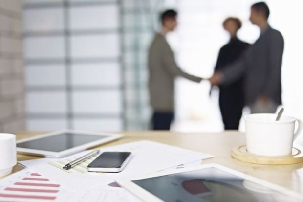 Một người đàn ông doanh nhân đang xem xét tài liệu, biểu tượng cho quá trình đầu tư định cư Nhật Bản và quản lý kinh doanh.
